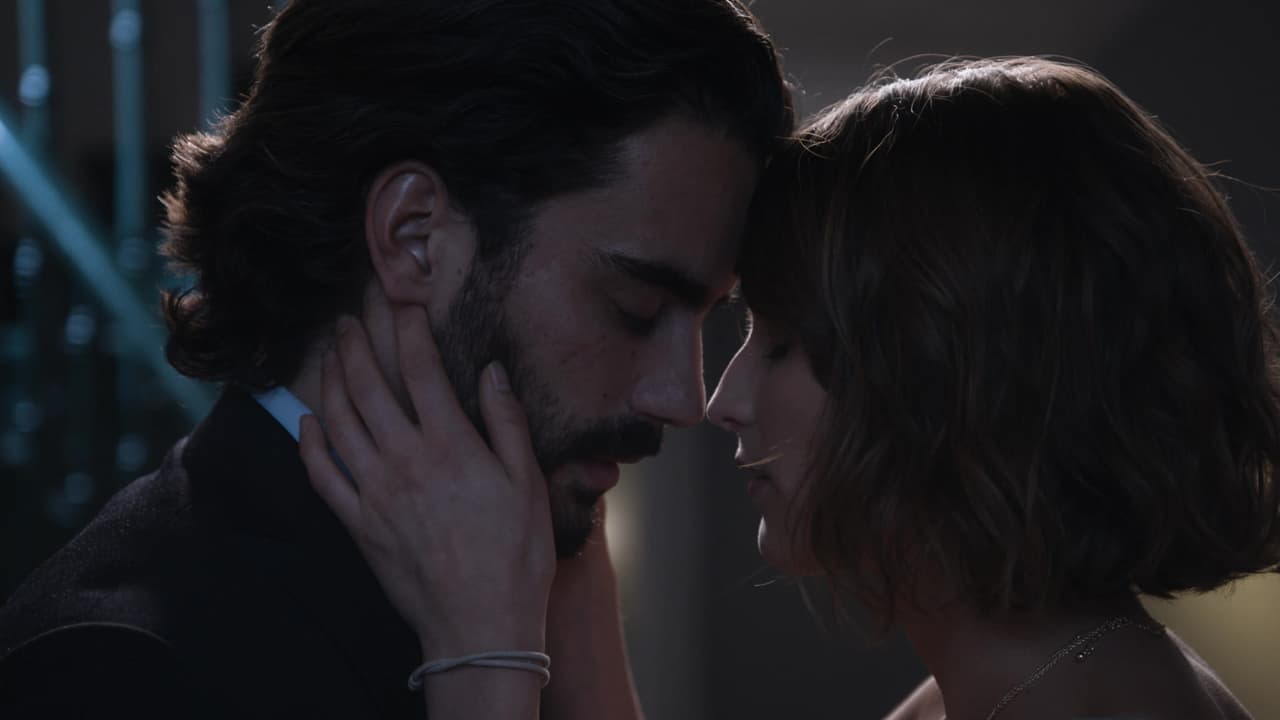 La relación va en serio y Leonora no pudo evitar confesarle a Alejandro Larios que comienza a enamorarse de él.