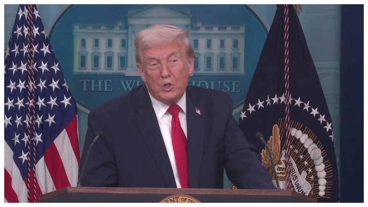 "Hay lugares en el país donde la gasolina está a $1.99 el galón": Trump en conferencia desde Salón Oval