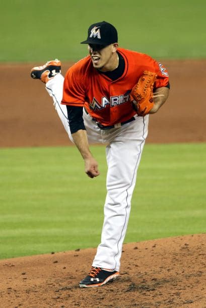 El pitcher de los Miami Marlins, José Fernández, se robó el show durante el esperado juego contra los muy calientes Los Angeles Dodgers, al dejar al jardinero Yasiel Puig 0-3 con un ponche y venciendo a los indomables Dodgers 6-2. Puig tuvo un fin de semana alegre, compartiendo con Lebron James y se paseó por el estadio de los Marlins ante 27,127 fanáticos, el tercer número mayor de asistentes en la temporada, pero terminó 0-5 con dos ponches. Fernández y Puig, ambos cubanos desertores, ambos novatos, en equipos distintos, podrían estar disputando el título del Novato del Año de las Grandes Ligas. Entra y Vota aquí por el mejor de los dos.