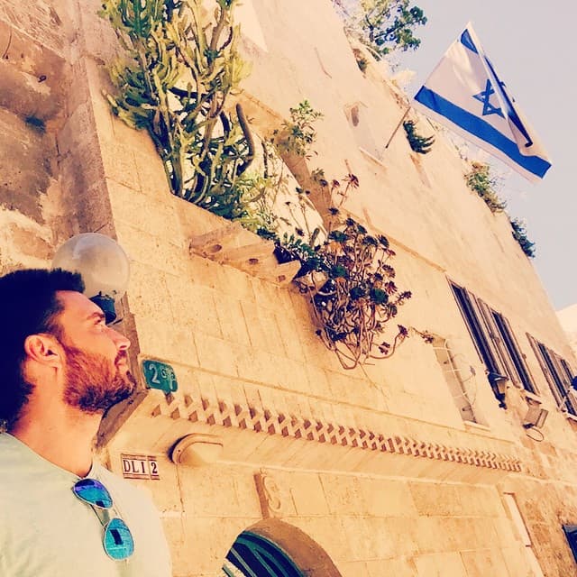 La última parada de su viaje por Israel fue Tel Aviv, desde donde Julián Gil compartió esta imagen el 3 de mayo de 2015.