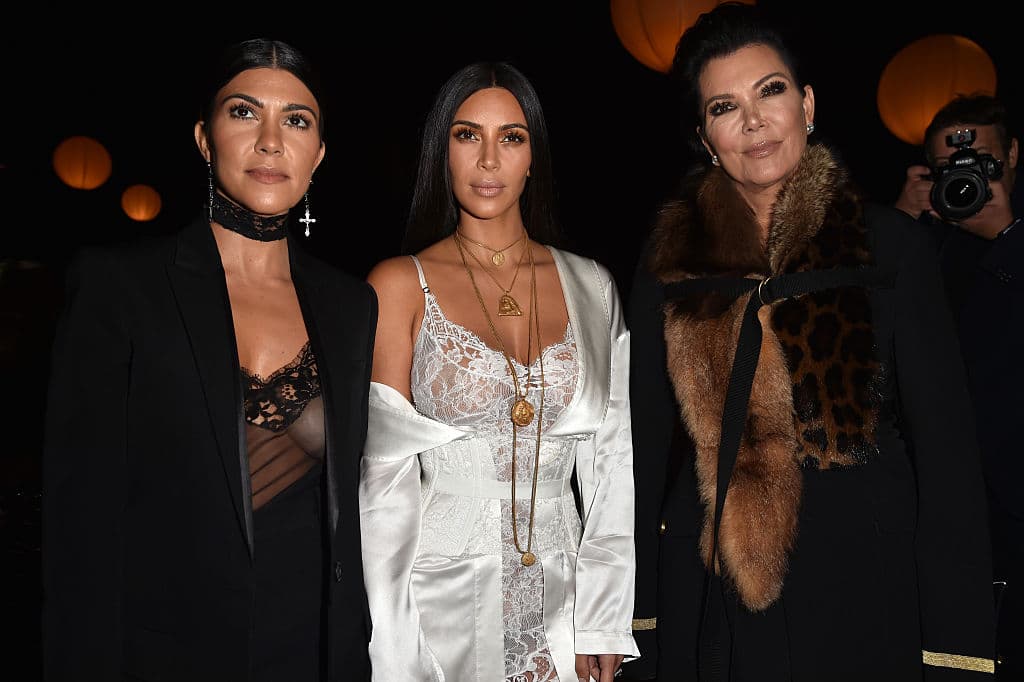 Y justo el domingo, 5 de agosto, la famosa familia lanz贸 la nueva temporada de su serie de telerealidad, '
<b>Keeping Up With The Kardashians</b>' y al parecer hay una de ellas que quiere alejarse del clan.