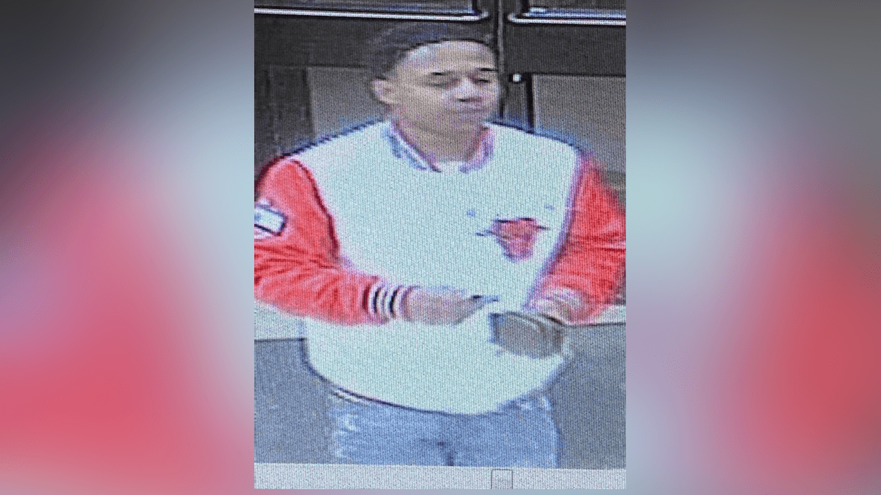 La Policía de Chicago ha señalado a este hombre como el responsable de la agresión. Piden ayuda para identificarlo.