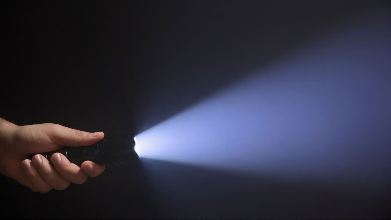 <h3 class="cms-H3-H3">Mantén un kit de emergencia en casa 🔦💊</h3>
<br>Por último, prepara un kit de emergencia que incluya alimentos no perecederos, agua, medicinas esenciales y cobijas adicionales. Incluye también una linterna, baterías, y un cargador para tu teléfono celular. Este kit te permitirá estar listo ante cualquier corte de energía o inconveniente relacionado con el frío extremo.