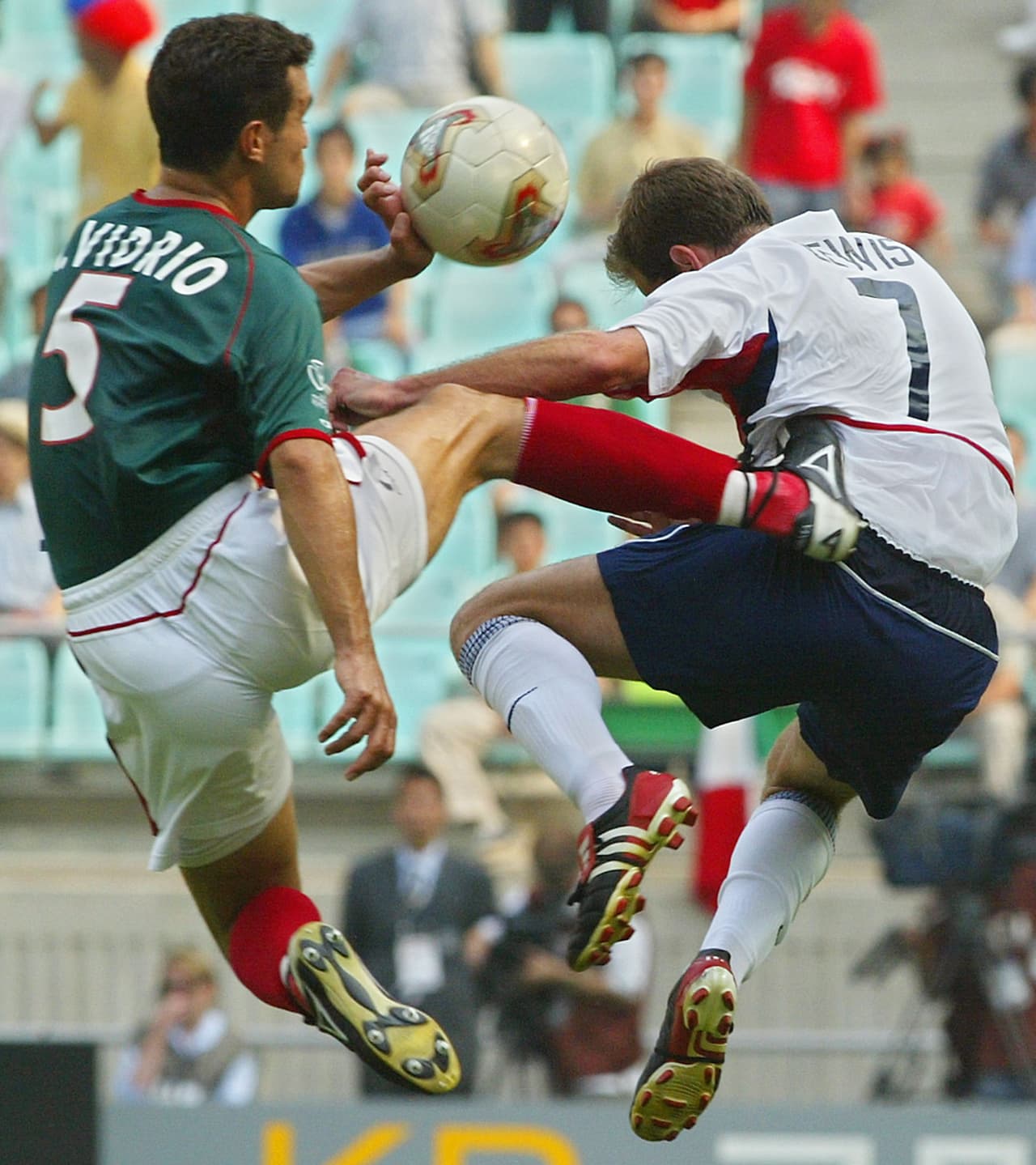 En el 5-3-2 de Bruce Arena contra México jugó como carrilero haciendo enojar a Manuel Vidrio.