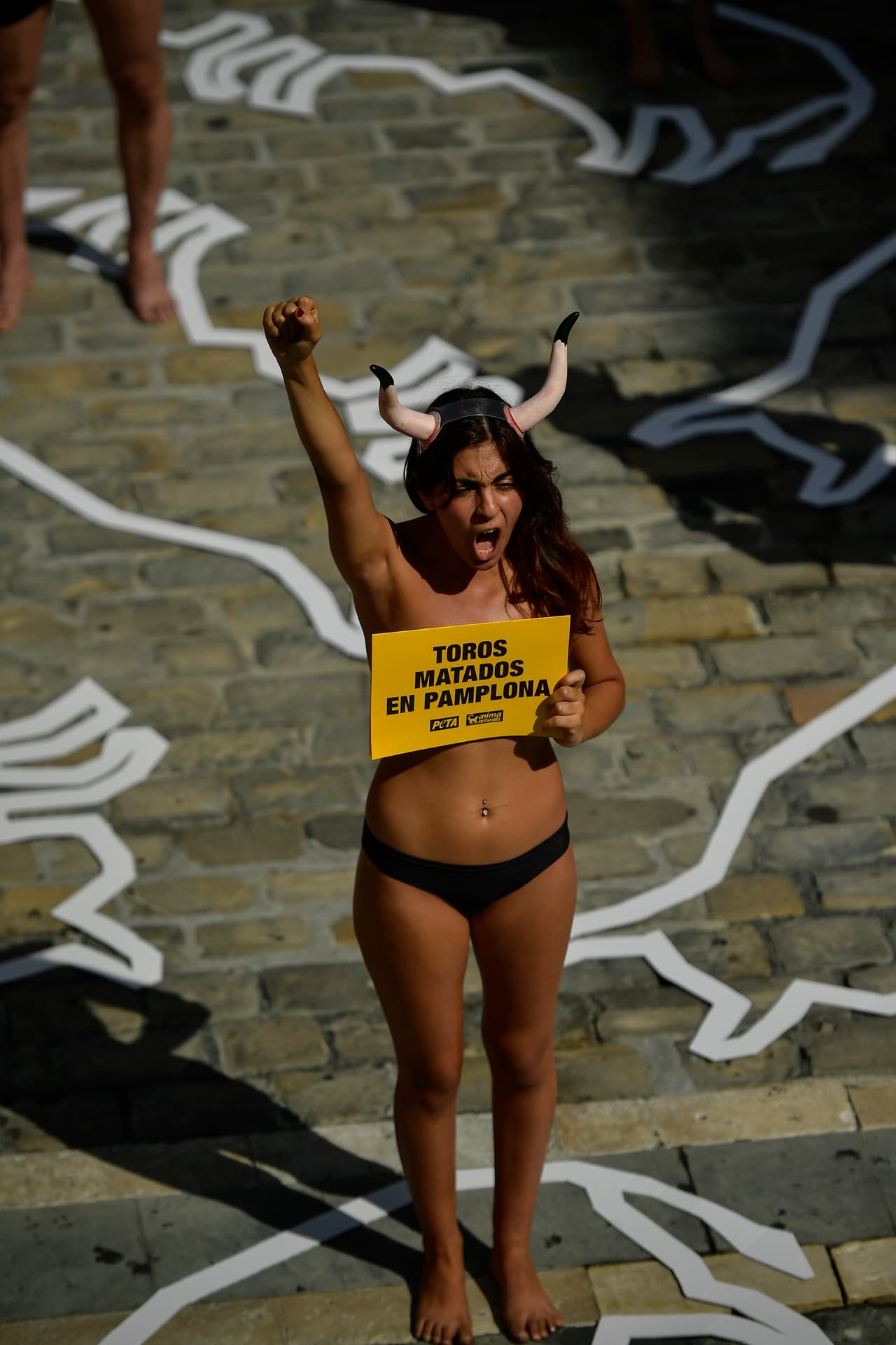 La apertura del festival se hace con fuegos artificiales y la población participa en una carrera por las calles, en la que sueltan a los toros y las personas huyen de ellos.