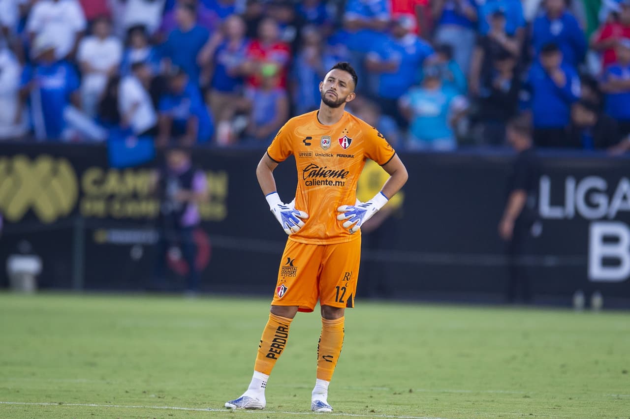 Julián Quiñones pasó de héroe a villano en cuestión de minutos, pues marcó el gol para empatar 2-2 en el tiempo reglamentario, pero voló el último cobro en los penales para darle el triunfo a Cruz Azul.