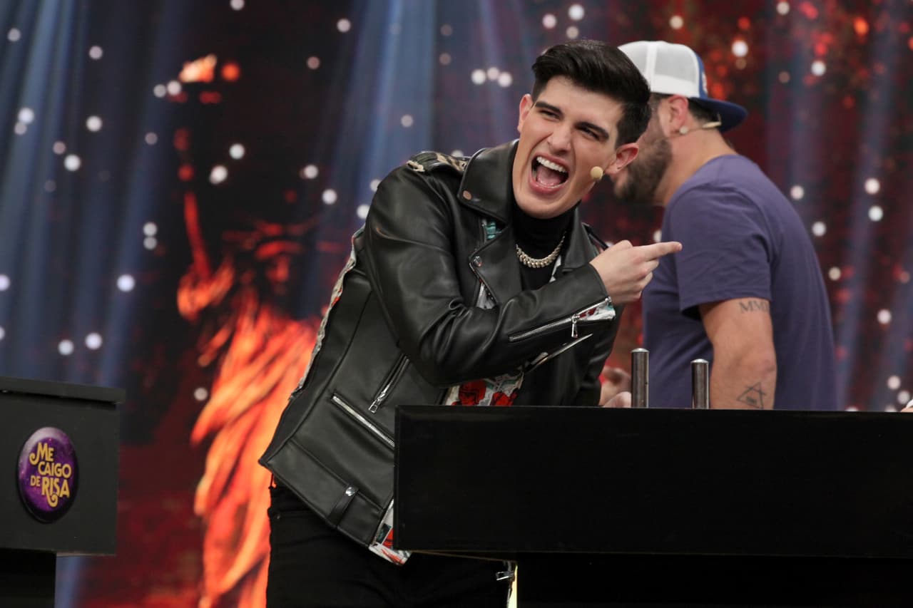 En 'Caricaturas eléctricas', Adriel, Carlitos y Paul se enfrentaron para evitar recibir descargas eléctricas. El primero en perder fue Carlitos y después Paul; en sus lugares entraron Ricardo y Angélica. Y como la Familia disfuncional es tan unida, cuando llegó el momento de castigar a Angélica todos se levantaron de su asiento para apooyarla y recibir la descarga en grupo.