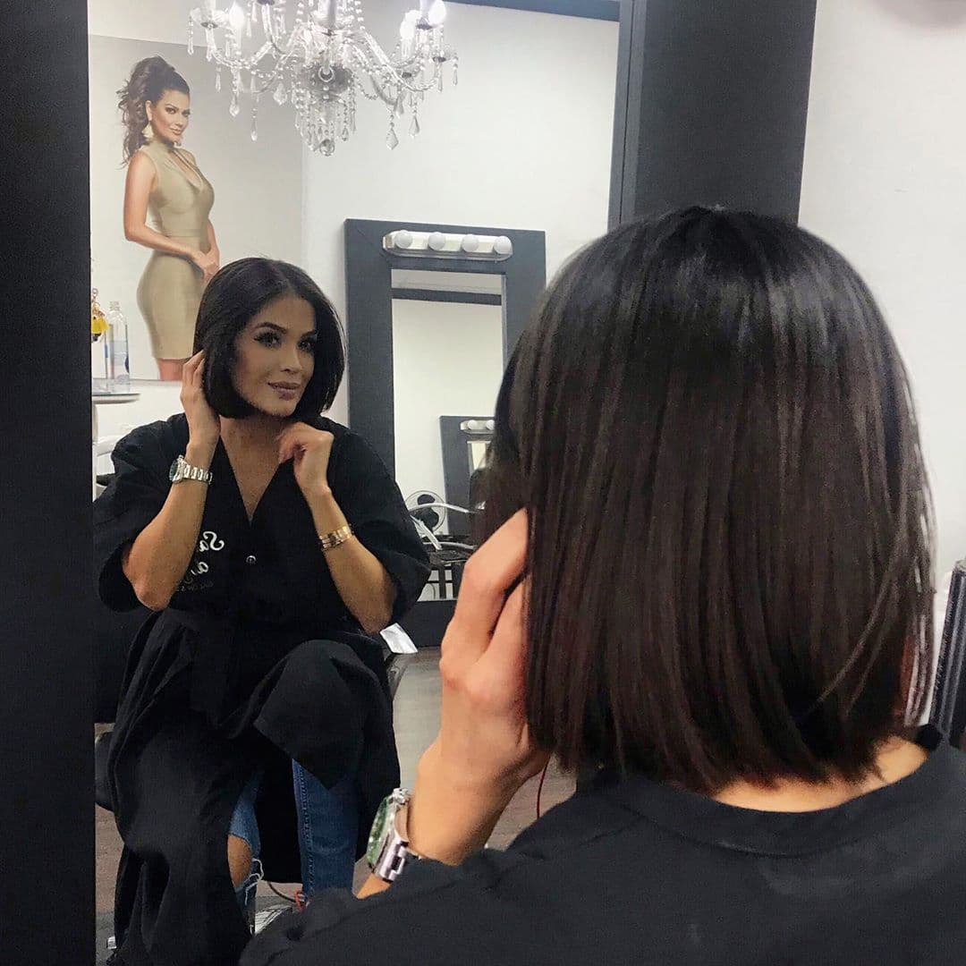 Cuando necesita un retoque en el cabello acude a su estilista de confianza: su mamá, María Goretti, quien es propietaria de un salón en Miami.