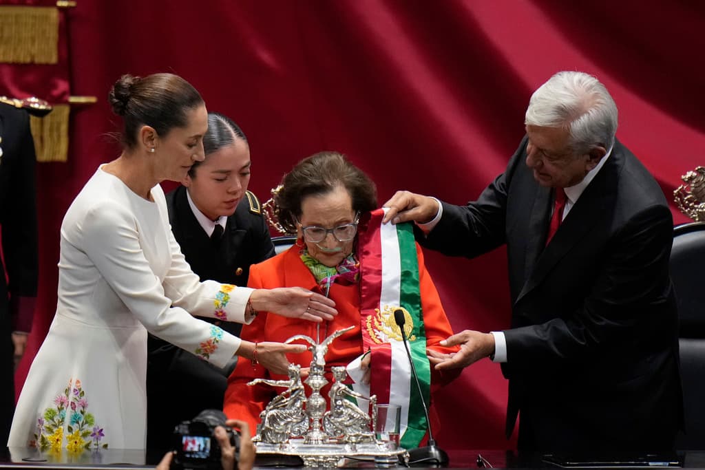 El momento de la ceremonia de la toma de poder de Claudia Sheinbaum, cuando el presidente saliente, Andrés Manuel López Obrador, pasa la banda presidencial a Ifigenia Martínez para que se la entregue a la nueva presidenta.
