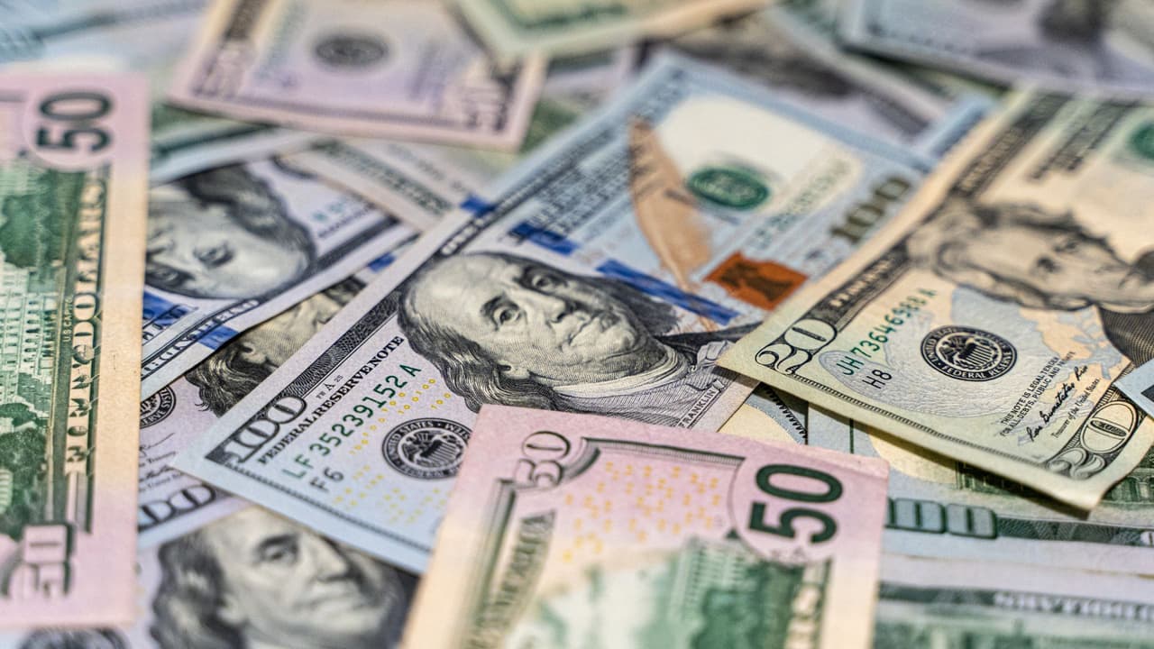 <h3 class="cms-H3-H3">¿Cuál es la multa o castigo?</h3>
<br>
<br>Legalmente, 
<b>no portar tu 'green card'</b> puede generar: 
<br>
<br>- 
<b>Una multa</b> de hasta $100 por cada infracción. 
<br>- 
<b>Posibles cargos </b>por delito menor 
<i>(misdemeanor)</i>, que quedan en tu historial. 
<br>- En algunos casos,
<b> detención temporal o referimiento a ICE</b>. 
<br>
<br>Aunque $100 puede no parecer mucho, el verdadero problema son 
<b>las implicaciones legales y migratorias que tendrías después.</b>