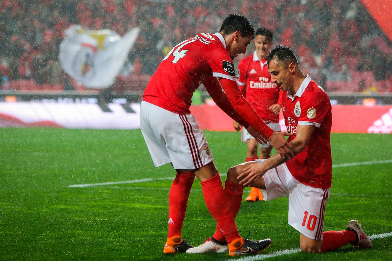 Benfica le mete cinco al Maritimo y presiona al Porto en el liderato