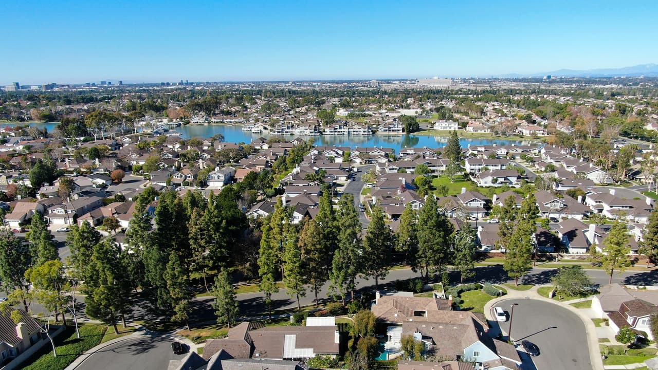 <b>Irvine</b>
<br>También en el condado de Orange, al sur de California. Es reconocida por su planificación urbana, seguridad, excelentes escuelas públicas y espacios verdes. Es un centro tecnológico y de educación superior.
<br>
<br>Costo promedio de vivienda: En febrero de 2025, el 
<b>precio medio de venta de una casa fue de $1,549,000.</b> Salario promedio: El ingreso medio de los hogares en Irvine ha sido superior a $100,000 anuales.