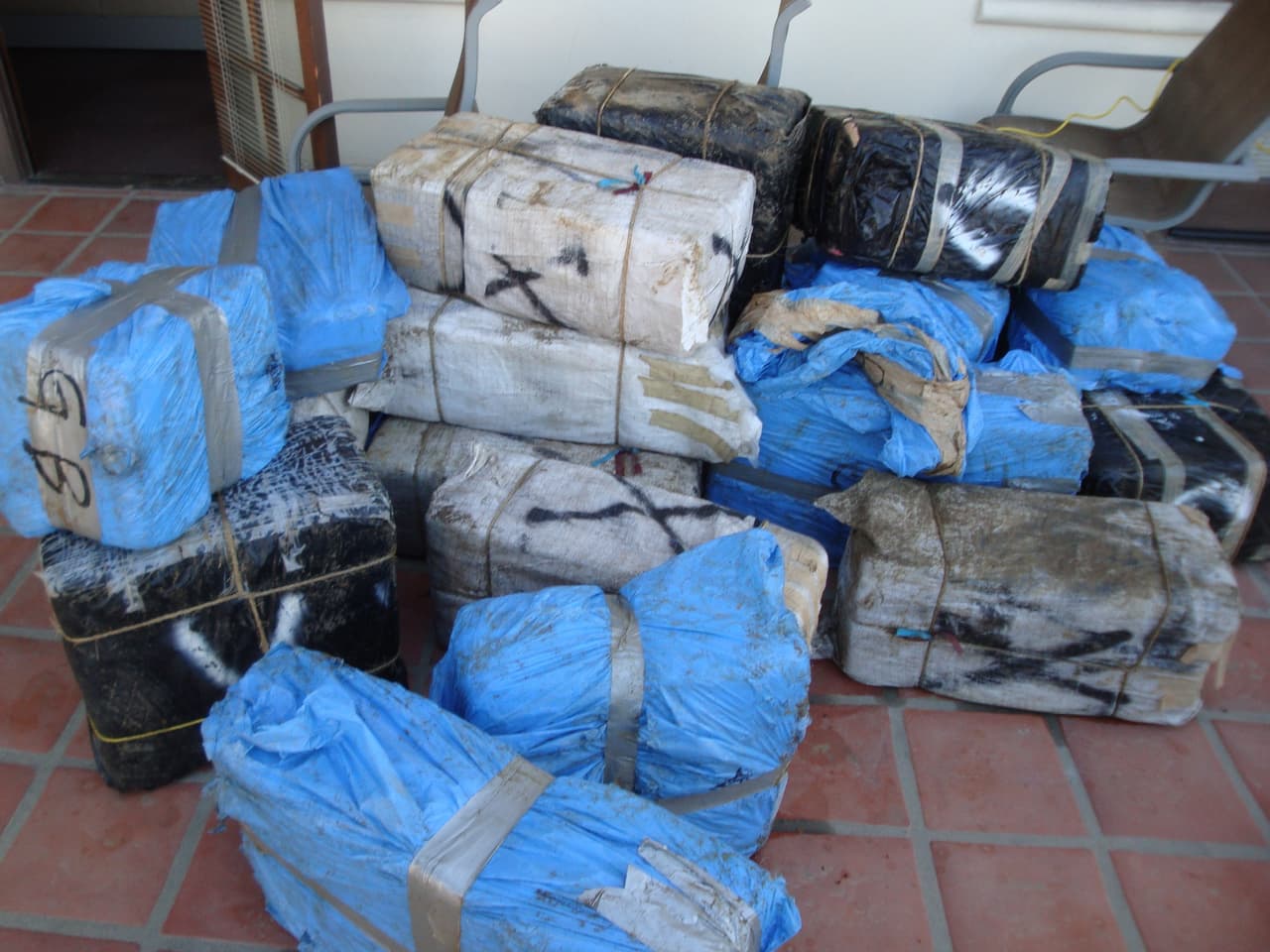 Para los carteles, una pequeña embarcación que navega solitaria por el Pacífico significa mover varias toneladas de marihuana, cocaína y otras sustancias que valen una fortuna en las calles estadounidenses.