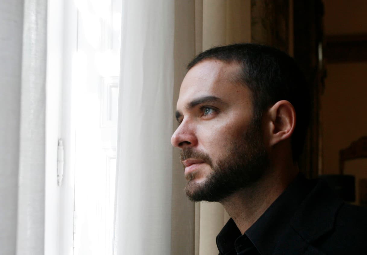 Además, Cardona es un actor multifacético que ya nos ha demostrado su talento más de una vez.