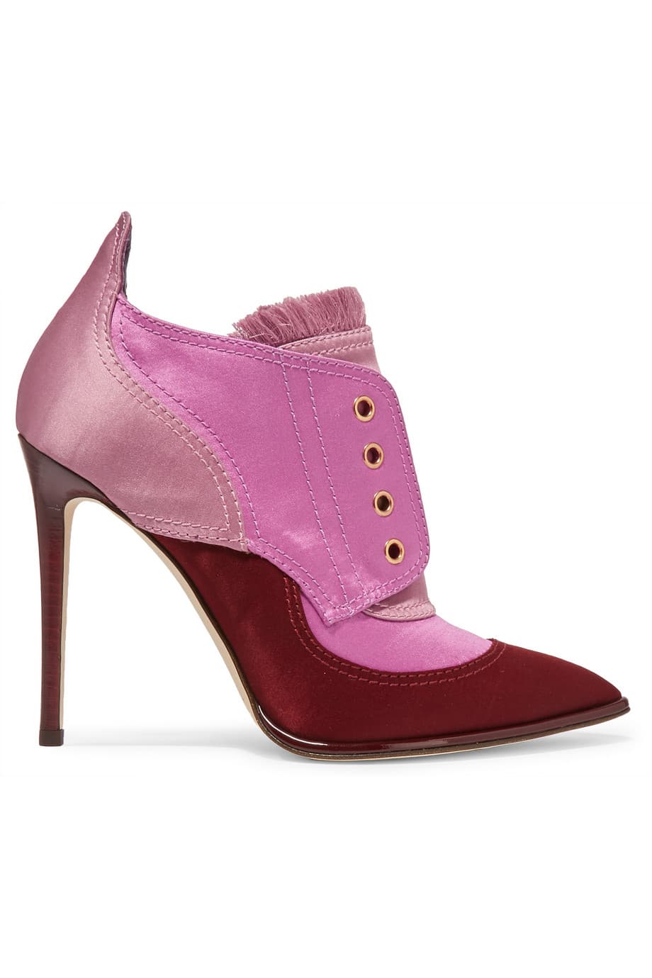 El estilo ecléctico regresó con más fuerza que nunca para esta temporada, estos botines en tonalidades rosa y vino con inspiración militar, son ideales para llevar con vestido, jeans o falda. (
<b>Jimmy Choo)</b>
<br>