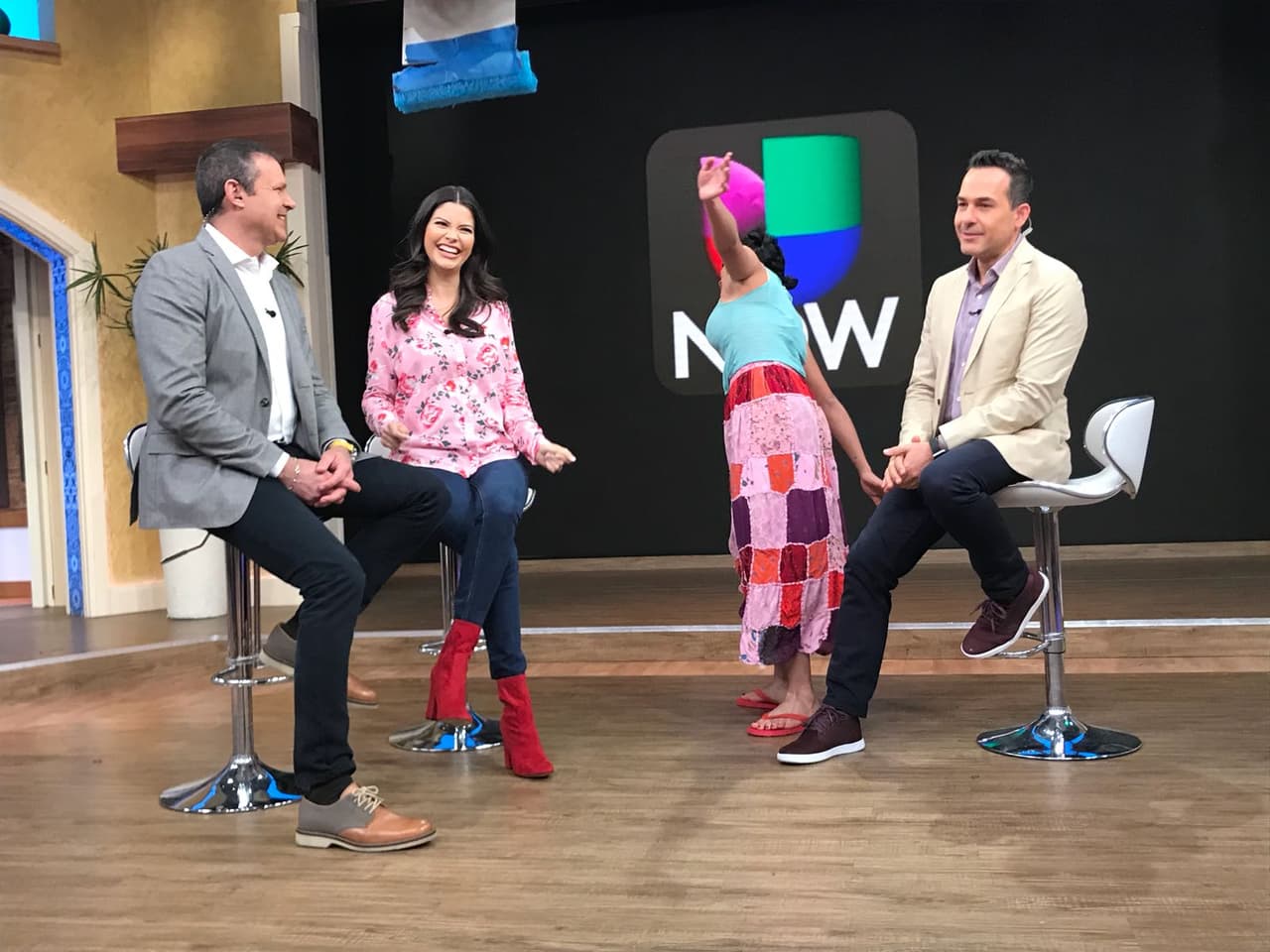 ¡Qué comience la música! Mela no podía esperar ni un segundo más para mostrar su ritmo dominicano.