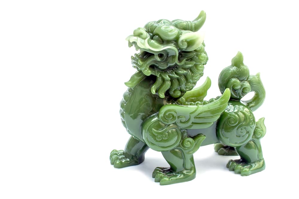 Par los chinos el dragón representa el espíritu de la tierra y del cielo. También, que encarna el llamado 'chi', esa energía vital que forma parte de todos los seres y que la criatura suelta con su aliento. Es una gran fuente de poder, prosperidad y felicidad.