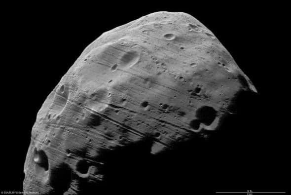 Es la imagen de la luna Fobos con la más alta resolución hasta ahora realizada. Fue adquirida a una distancia de 97 km, con una resolución espacial de aproximadamente 3,7 m / píxel en órbita 5851.