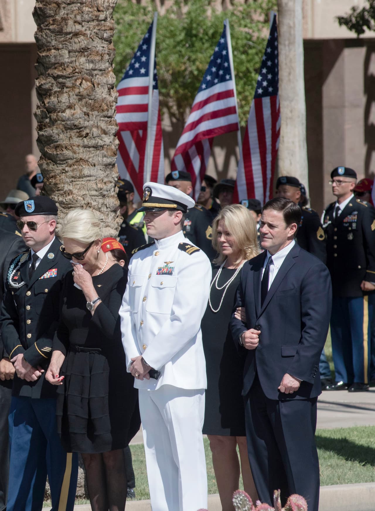 Cindy, viuda del senador, junto a los hijos de la pareja, Jack y Jimmy McCain, en su llegada al Capitolio estatal de Arizona.