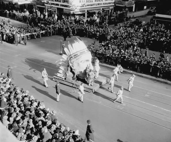 El primer desfile se realizó en 1924, luego de que la cadena abriera su tienda más grande en Herald Square de Manhattan y contó con carrozas, bandas musicales y hasta animales tomados del zoológico de Central Park.