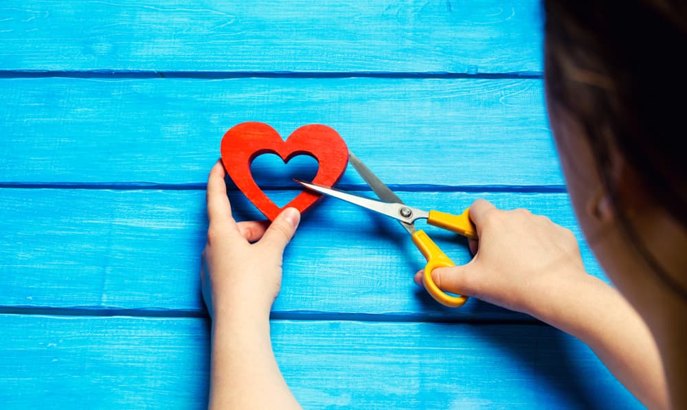 ¿Cómo qué cosas nos traicionan? Los sentimientos, nos traicionan la idea que tenemos de una persona, guiándonos por apariencias. En fin, hay que evitar todo lo que parezca negativo.