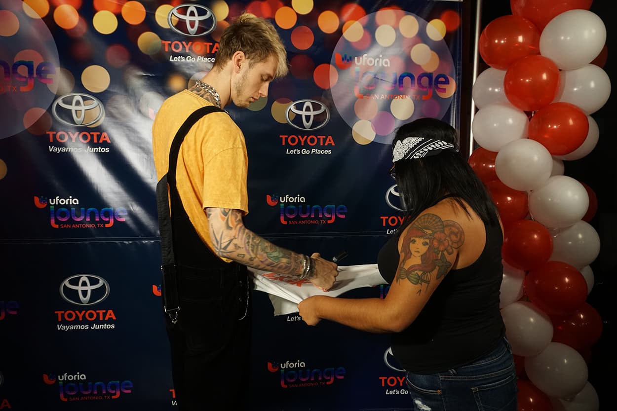 The music artist chilled and met with some of our lucky listeners inside the Uforia Lounge.