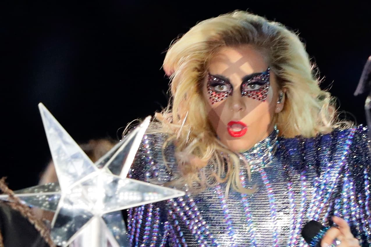 Hillary Clinton aplaude el show de Lady Gaga en el Super Bowl LI