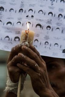Familiares de los 43 estudiantes desaparecidos, durante una vigilia para exigir al gobierno que esclarezca sus paraderos.