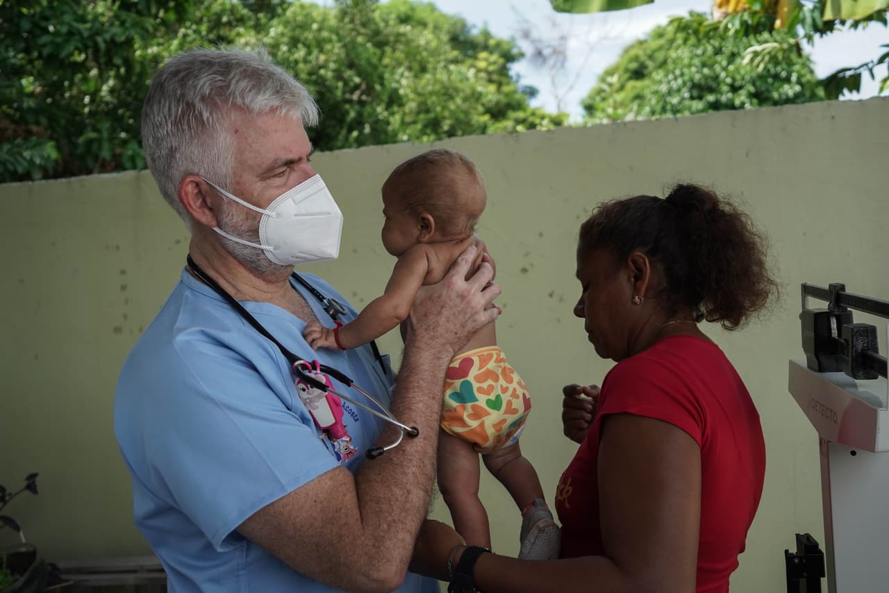 El doctor Carlos Hernández trata la desnutrición infantil en el estado Bolívar desde hace casi treinta años.
<br>