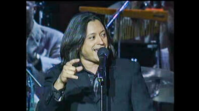 Después de esta edición de Premio Lo Nuestro el nombre Elvis Crespo marcaría historia. En la entrega pasada el puertorriqueño arrazó con cinco premios y en esta se llevó tres. Los premios fueron: Artista Masculino, Álbum ('Píntame') y Canción del Año ('Pintame'). 'Pintame' fue su segundo disco de estudio producido en 1999.