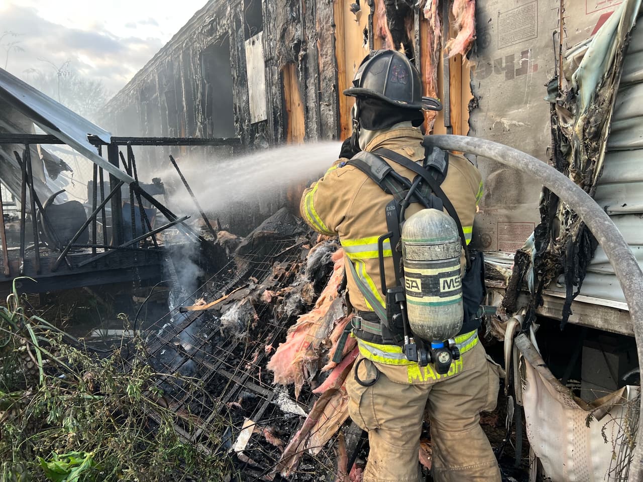 La familia de la casa lo perdió todo, incluyendo los regalos de baby shower de una mujer con 8 meses de embarazo que residía en el lugar.