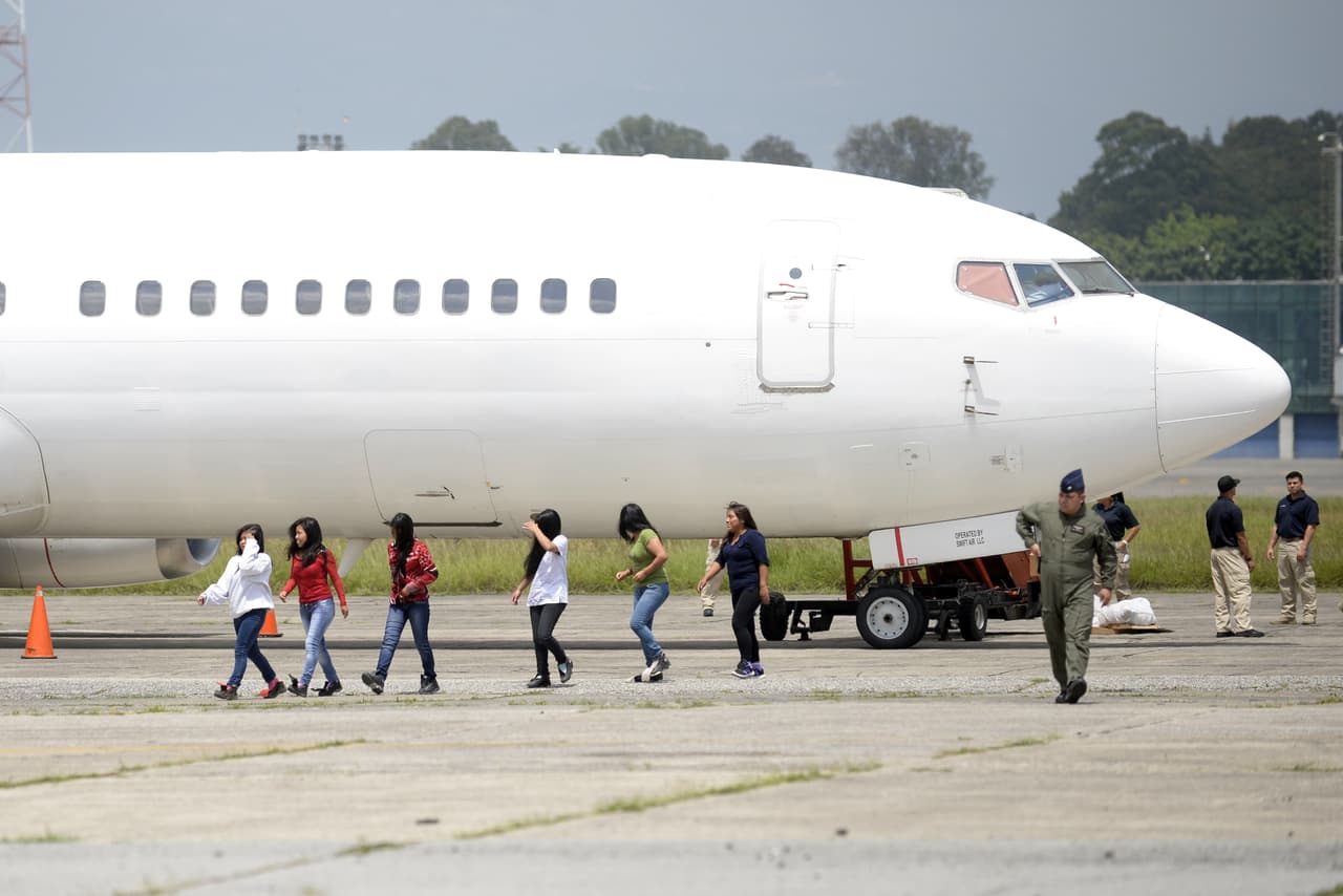 Un grupo de 98 deportados llega a la base de la Fuerza Aérea en Ciudad de Guatemala en vuelo directo desde Arizona, EEUU, en septiembre de 2016.