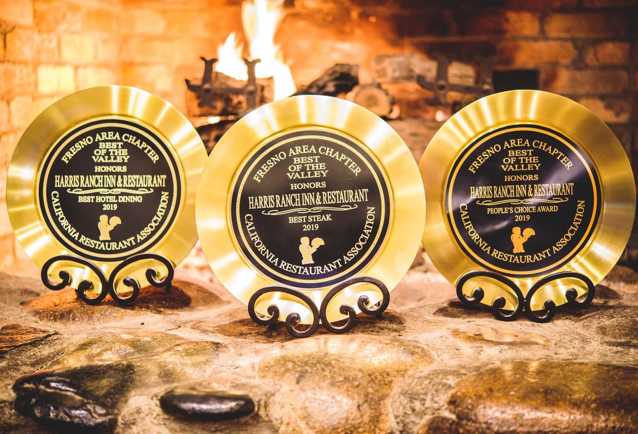 <b><a href="https://www.harrisranch.com/" target="_blank">Harris Ranch Inn & Restaurant</a> es un lugar donde comes el mejor steak de California. Ubicado en Coalinga, Valle Central de California, <a href="https://g.page/harrisranch?share" target="_blank">es como un oasis en medio de la autopista 5</a></b>. Galardonados como los mejores del Valle en el 2020, este restaurante también ofrece alojamiento. 
<br>A partir del 15 de junio no se exigirá límites de capacidad ni tampoco la mascarilla.