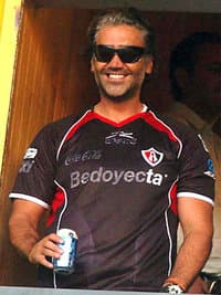 Dos meses después, en diciembre de 2009, el grupo retiró su oferta. Entonces se dijo que los entonces directivos del equipo habrían ocultado cierta información y algunos compromisos para el año siguiente.
<br>