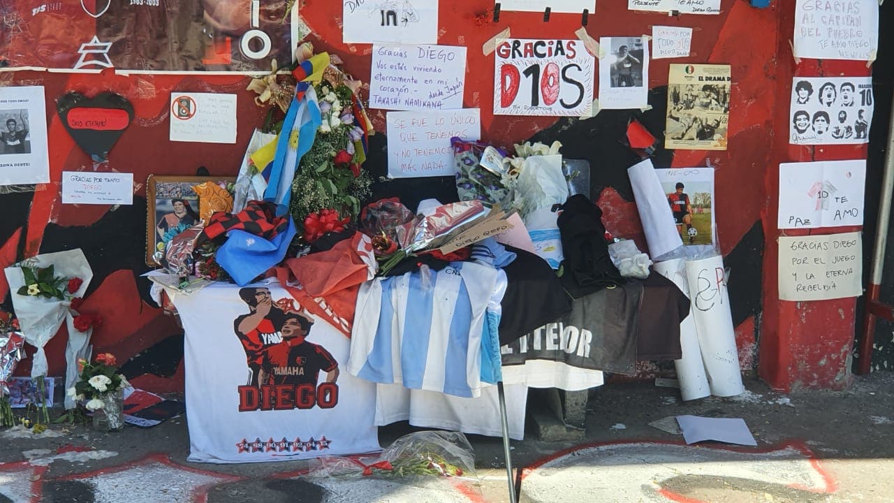 Cerca de 40 mil personas se congregaron para presenciar el primer entrenamiento de Maradona con el club rojinegro.