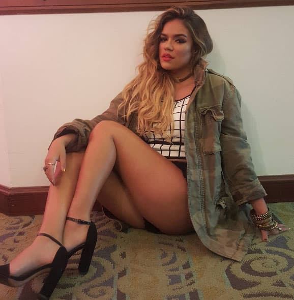 Karol G con mirada y pose matadora