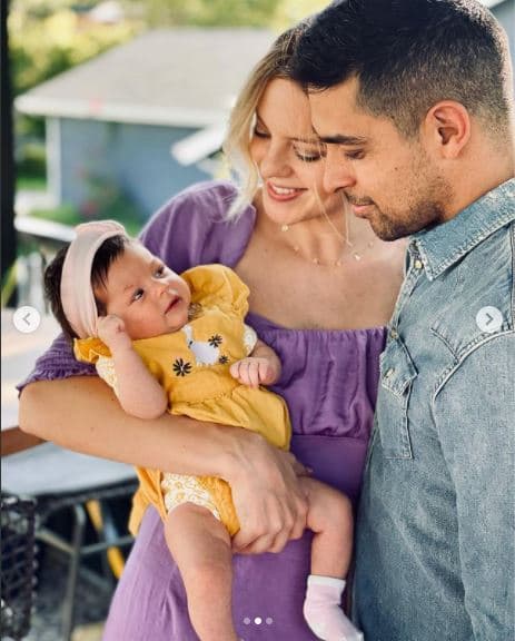 En los últimos meses, la bebé ha crecido mucho y ha posado junto a sus padres en importantes celebraciones como la Pascua, el Día de las Madres y más.