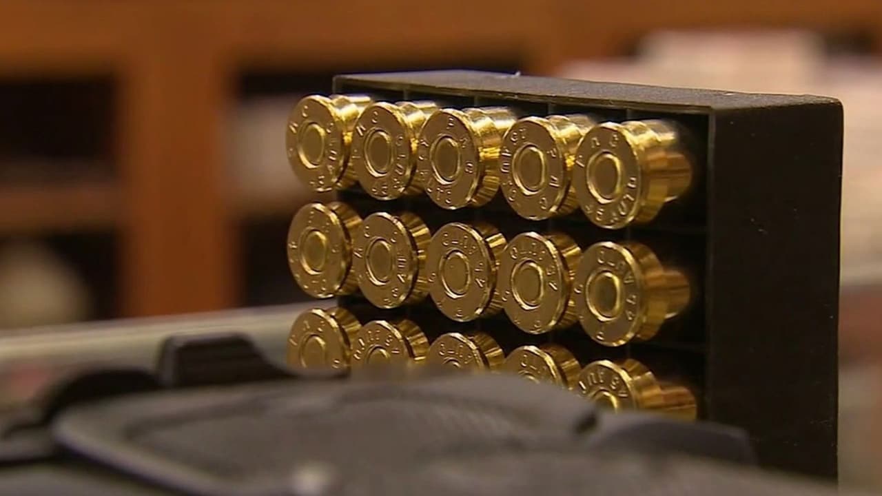 Corresponsal del NYT habla sobre el reportaje de jóvenes en EEUU que proveen armas a cárteles mexicanos