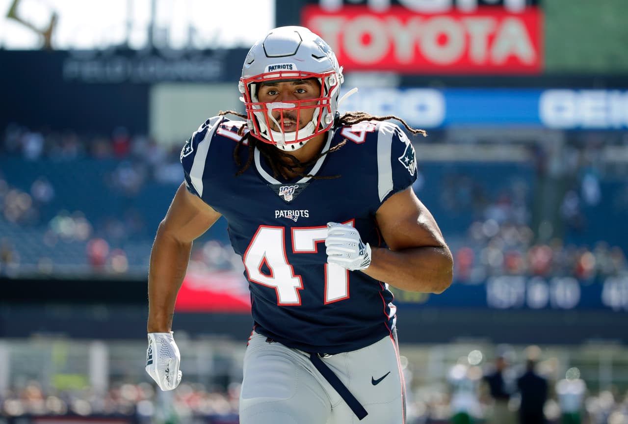 Jakob Johnson, alemán y estudiante de la Universidad de Tennessee, formó parte del equipo de prácticas de los New England Patriots y en septiembre del 2019 tuvo su debut con los Patriots en un juego de temporada regular.