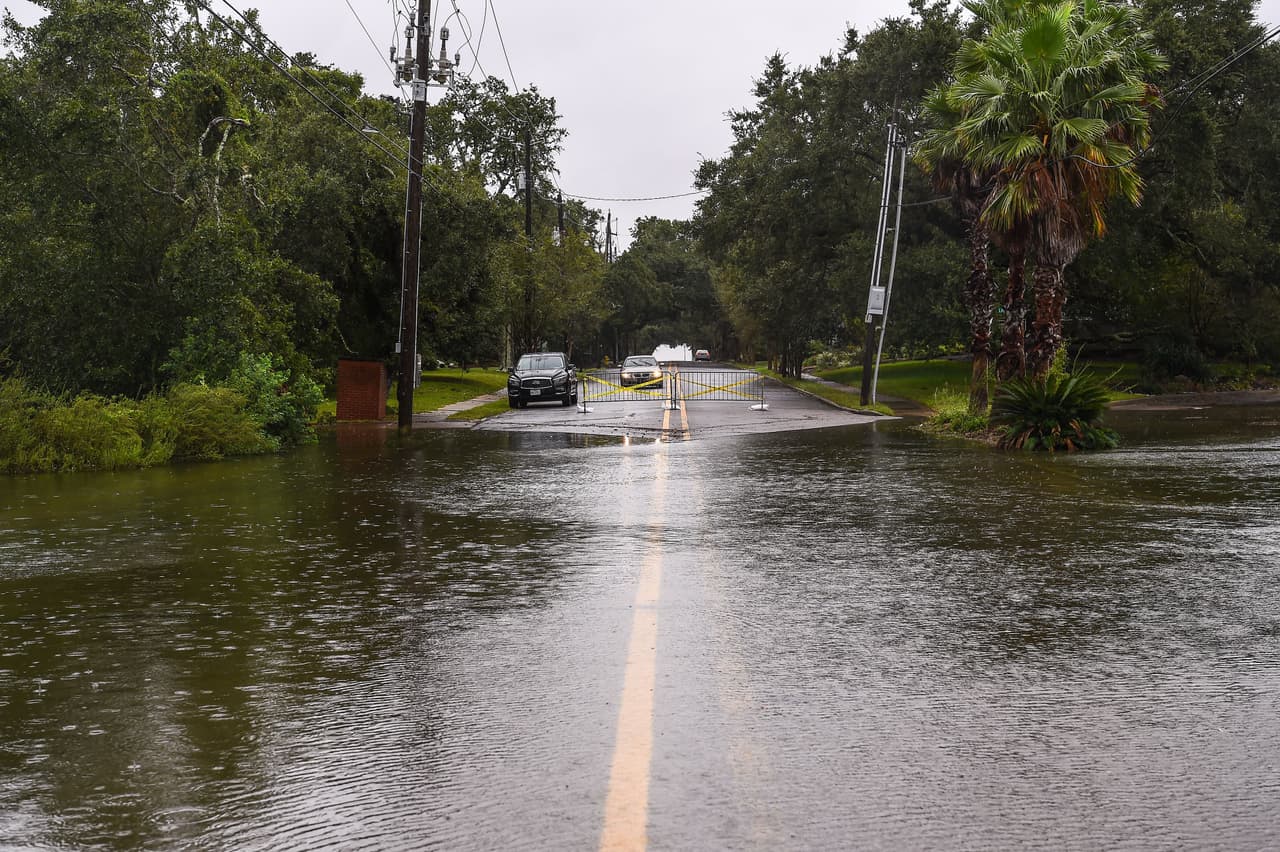 Carreteras inundadas en Pascagoula, Mississippi, antes de que llegue el huracán Sally. La combinación de la marejada ciclónica peligrosa y la marea puede provocar que aréas normalmente secas cercanas a la costa se vean inundadas con el aumento del nivel del agua, advirtió el NHC.