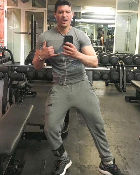 El actor y modelo argentino
<b> Fernando Vega</b> debutó en la televisión mexicana en el 2004 y, en una reciente entrevista para TVNotas, se asumió como bisexual públicamente, a sus 37 años.
<br>
<br>"Todos mis allegados lo saben, pues no oculto mis preferencias sexuales, soy muy liberal en ese aspecto"