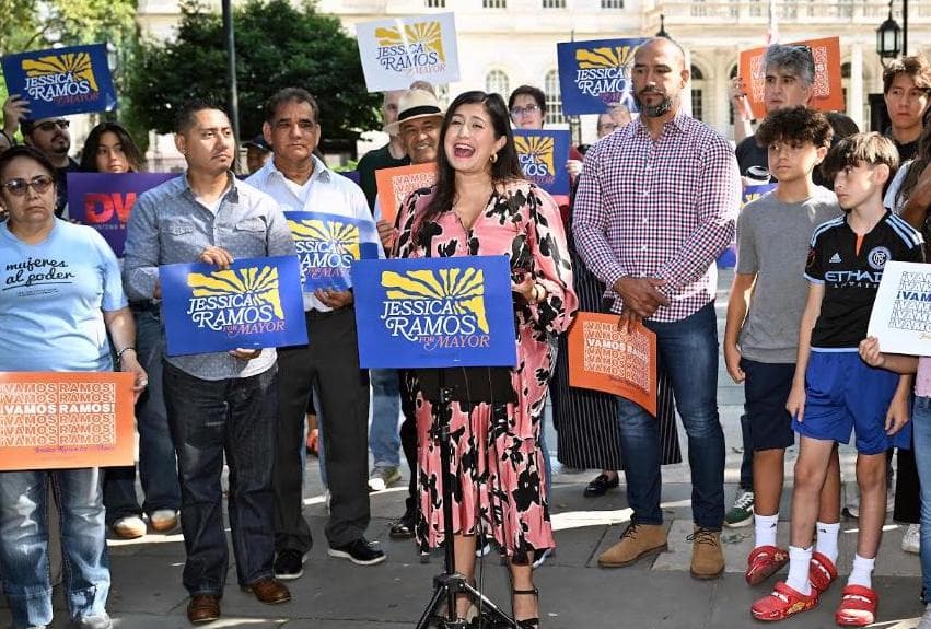 La senadora estatal 
<b>Jessica Ramos</b>, representante del distrito 13 desde 2019, anunció su intención de postularse el 13 de septiembre de 2024. Ramos, quien representa áreas de Queens incluyendo Corona, Elmhurst y Jackson Heights, busca convertirse en la primera mujer latina en ocupar la alcaldía. Ramos es hija de inmigrantes colombianos y lucha por vivienda asequible, cuidado infantil y salud mental. Como presidenta del Comité de Trabajo del Senado, ha impulsado leyes para trabajadores y familias.
<br>
<br>
<b>Sitio:</b> 
<a href="https://www.ramosfornyc.com/">https://www.ramosfornyc.com/</a>
<br>