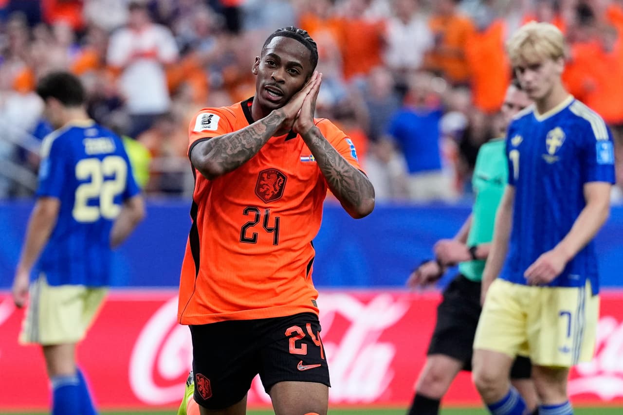 Crysencio Summerville celebra el quinto gol de Países Bajos.