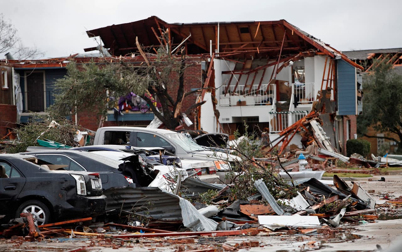 Vehículos dañados y edificios en Garland, Texas.
