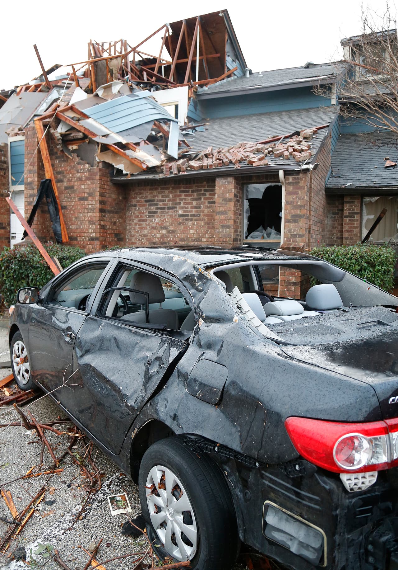 Un auto y esta casa recibieron fuertes daños en Landmark at Lake View North Apartments en Garland, Texas.