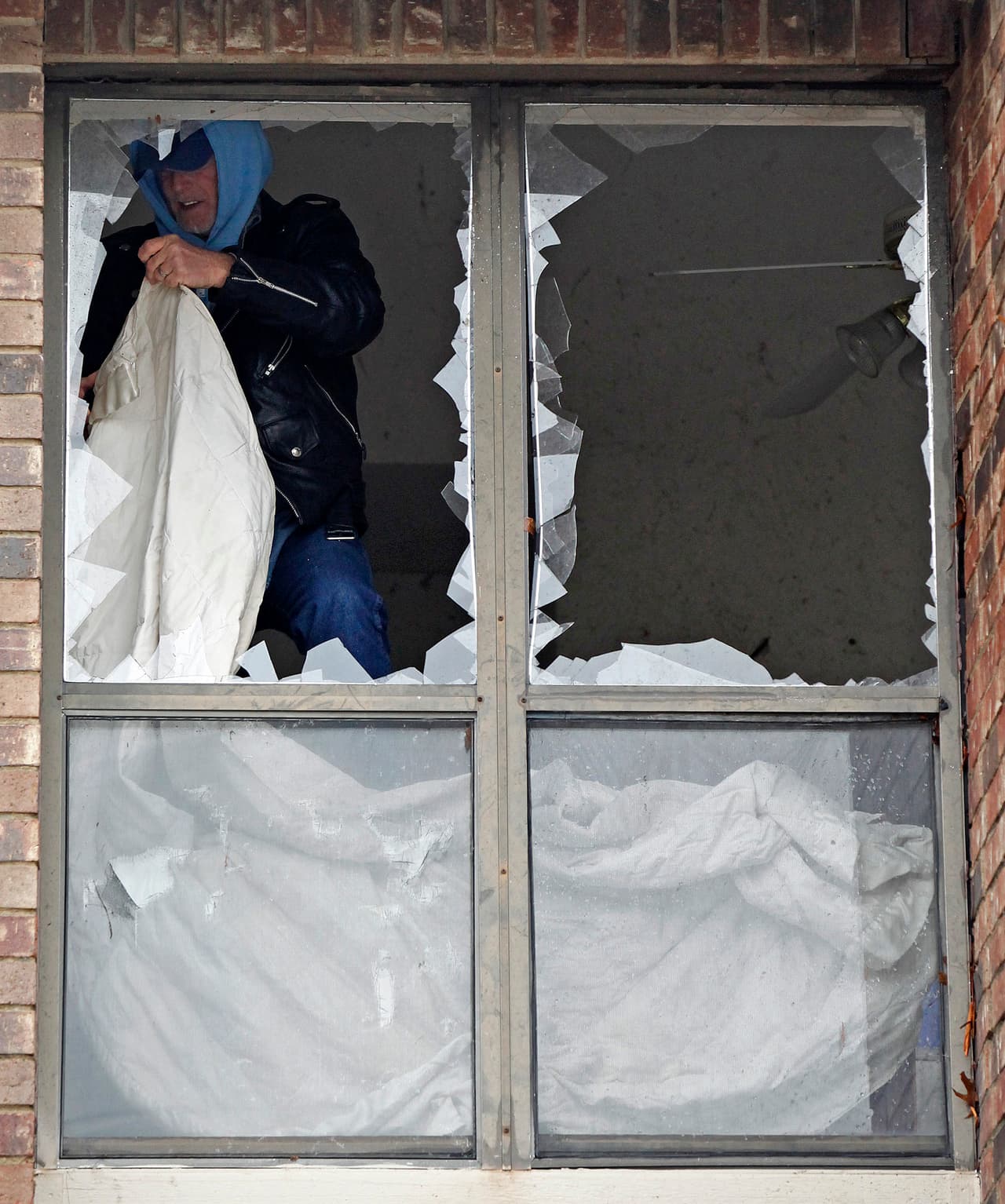 John Lambert, de 54 años, intenta evitar que más agua entre a su apartamento en Garland, Texas.