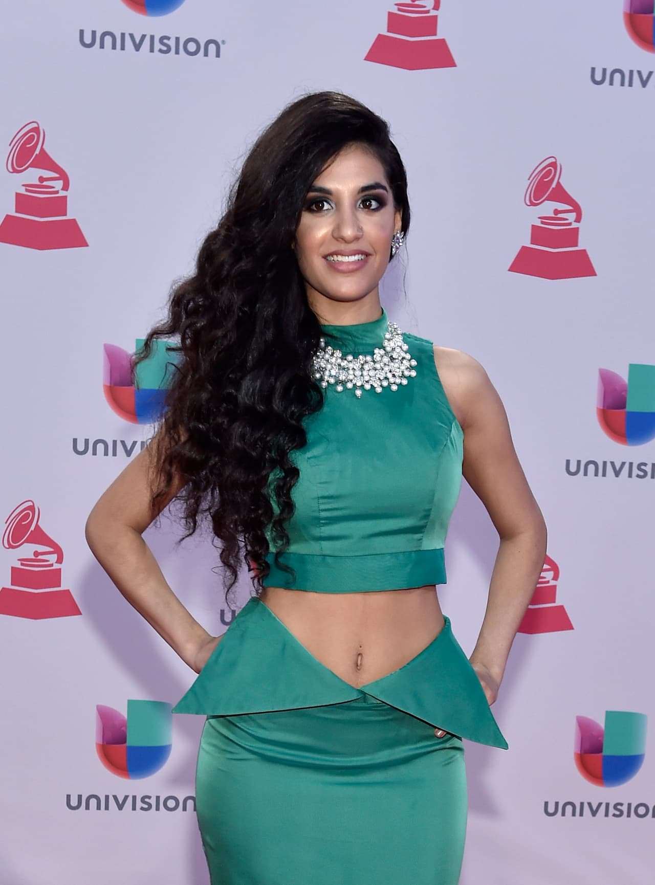 ¡Lindo! De los pccos 'maxi collares' que desfilaron por la noche.