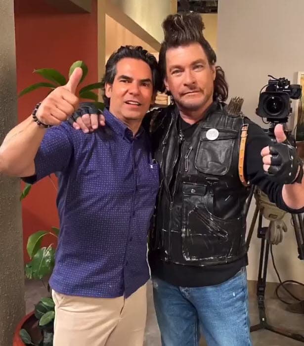 "Armando (Araiza) sale, yo salgo. Imagínense con la chamarra de clavos y todo; ya ni cuento todo lo que fue pensar en revivirlo 35 años después", compartió.