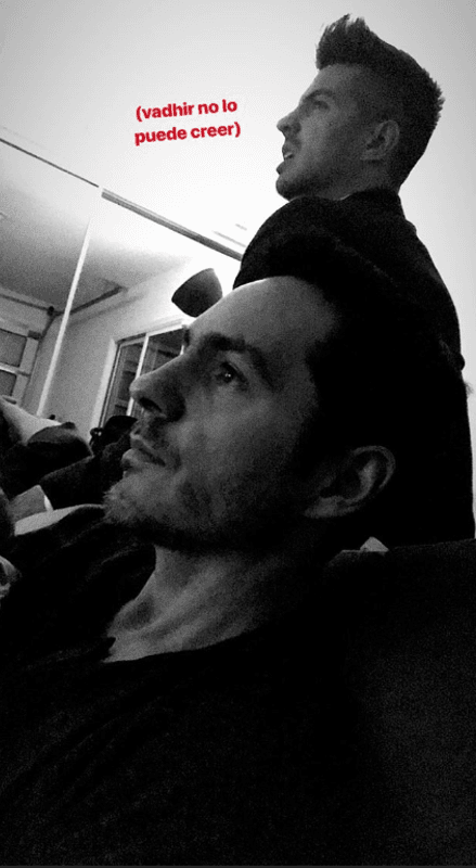 Enchaquetado y todo también estuvo Vadhir Derbez, listo para ver a su padre en acción. "Vadhir no lo puede creer", escribió la actriz y modelo sobre su hermano.