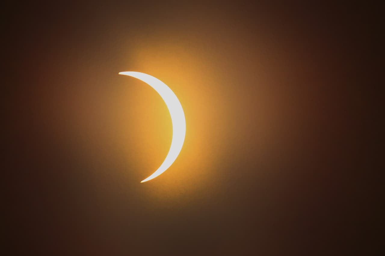 Ya que ha pasado el eclipse solar del 2017, será uno de esos ciclos de tu vida en los que habrá un "antes y un después" ya que a partir de ahora verás tu realidad amorosa y social desde otro ángulo, mucho más realista y concreto.